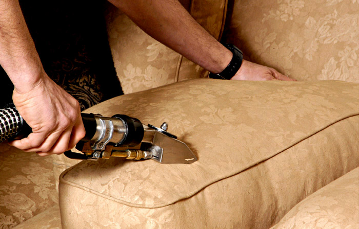 Kanapé takarítása – a takarítógép helyett nagy segítség lehet egy takarító henger